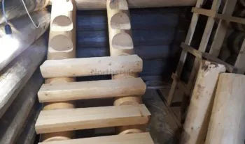 Рубленная лестница в бревенчатом доме
